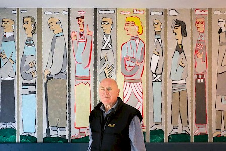 Otto Sander Tischbein vor seinen Wandmalereien in der Trauerhalle ￼
