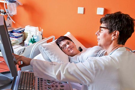 Die Chefärztin Sabine Manka (Bild oben) ist zugleich Vor­sitzende des Fördervereins. Die Geschäftsführerin Kathrin Möbius (Seite 15) ist seit vielen Jahren für die wirtschaftlichen Belange verantwortlich.￼