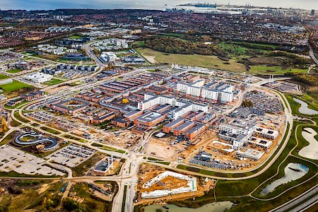Uniklinikum Aarhus: Die erste Etappe des Bauprojekts wurde 2012 eingeleitet. Die Fertigstellung ist für 2019 vorgesehen. Das neue Krankenhaus wird 100 000 stationäre und 900 000 ambulante Patienten jährlich medizinisch versorgen können. Das Krankenhaus beschäftigt 9 000 Mitarbeiter.