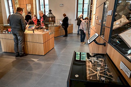 Eine moderne, interaktive Begleitausstellung erklärt die historische Sammlung.