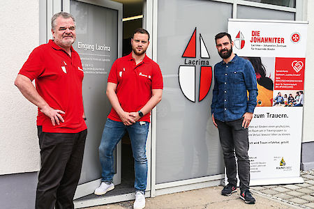 Helfen jungen Menschen mit dem Verlust eines geliebten Menschen umzugehen: Robert Dietsche, Lacrima-Projektleiter, Rico Schulze, ehrenamtlicher Helfer, und Danilo Schulz, Regionalleiter Marketing, Öffentlichkeitsarbeit und Fundraising bei den Johannitern in Dresden (v.l.n.r.).