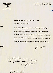 Behinderte werden im Früh­- jahr 1941 im Rahmen der ­Euthanasie-»Aktion T 4« verlegt.  