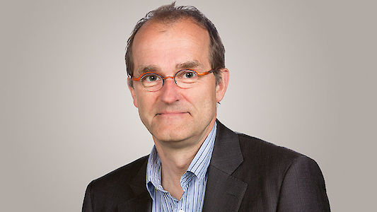 Prof. Dr. Reinhard Lindner (*1960) ist Facharzt für Neurologie und Psychiatrie, Psychotherapie. Seit 2018 hat er die Professur für »Theorie, Empirie und Methoden der Sozialen Therapie« an der Universität Kassel inne. Er ist Sprecher des Nationalen Suizidpräventionsprogramms.