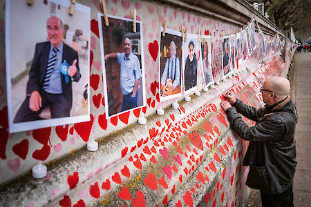 Gemalte Herzen erinnern an der »National Covid Memorial Wall« in Westminster, London an die an Covid Gestorbenen.