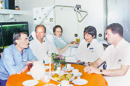 1991: Frühstück auf der Palliativstation (von links: Patient, Dr. Hinck, Patientin, Dr. Jonen-Thielemann, Pfleger Zander)