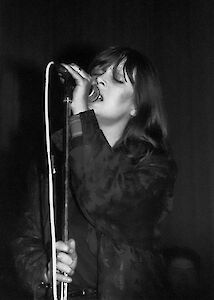 Das wohl prominenteste Grab erinnert an die Sängerin Christa Päffgen, die 
unter ihrem Künstlernamen »Nico« mit der Band »The Velvet Underground« 
international berühmt wurde und nach einem Unfall hier 1988 beigesetzt wurde.