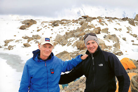 Markus Walter (rechts) mit Rick Allen im Mazeno-Grat-Basecamp zwei Tage vor deren Erstbegehung des Mazeno-Grates