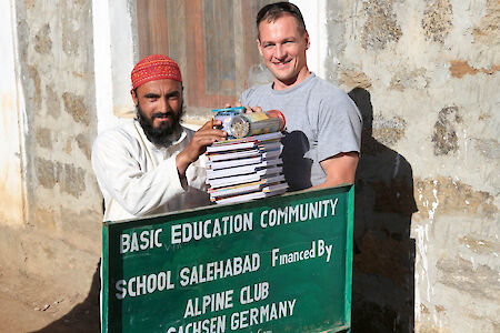 2012 mit dem Lehrer einer geförderten Schule im Rupaltal und 
einem alten Freund aus dem Diamir-Tal (links)