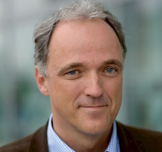 Dr. med. Werner Bartens (*1966) hat Medizin, Geschichte und Germanistik studiert. Der Leitende Redakteur im Wissenschaftsressort der »Süddeutschen Zeitung« wurde u. a. als »Wissenschaftsjournalist des Jahres« ausgezeichnet. Er hat als Arzt und in der Forschung gearbeitet und ist Autor einer Reihe von Bestsellern, die bisher in 14 Sprachen übersetzt wurden. Sein neuestes Buch »Empathie – die Macht des Mitgefühls. Weshalb einfühlsame Menschen gesund und glücklich sind« ist im vorigen Jahr erschienen.