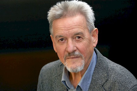 Dr. phil. Karl Gebauer (*1939), hat evangelische Theologie und Pädagogik studiert. Er war 25 Jahre lang Rektor der Leineberg-Grundschule in Göttingen und hat sich in Forschungsprojekten und Richtlinienkommissionen engagiert. Er veranstaltet und leitet die jährlichen Göttinger Kongresse über Erziehung und Bildung: www.goe-keb.de  Karl Gebauer hat 17 Bücher veröffentlicht, die in mehreren Sprachen übersetzt wurden. Sein letztes trägt den Titel: »Gefühle erkennen – sich in andere einfühlen. Kindheitsmuster Empathie«.