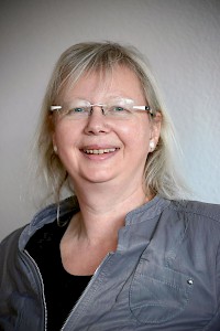 Sibylle Sterzik (*1963) ist Redakteurin der Evangelischen Wochenzeitung »die Kirche« mit Sitz in Berlin. Die Theologin und Familien­beraterin schreibt auch über Themen, um die andere einen Bogen machen.