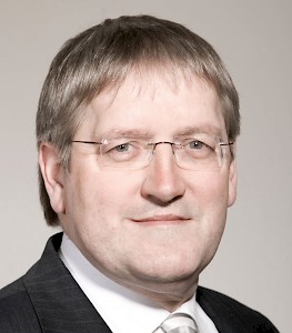 Günter Seipp (*1955) hat sich nach seiner Studienzeit (Verwaltungswissenschaften und Psychologie) in Hamburg und Heidelberg über dreißig Jahre hinweg einen Namen mit bisher mehr als 1 500 Seminaren zu den Themen Rhetorik, Konflikt- und Krisenmanagement gemacht. Er versucht, den Führungskräften zu vermitteln, sich aktiv den Problemen im Betriebsalltag zu stellen. Vor allem sollen sie die Fähigkeit entwickeln, Mitarbeitern mögliche Ängste zu nehmen – und somit für ein besseres Betriebsklima zu sorgen. www.gswseminare.de