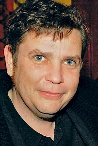 Markus Liske (*1967) lebt als Schriftsteller und »Bühnenschandmaul« in Berlin, wenn er sich ge­rade nicht auf Lesetournee mit der Band »Der Singende Tresen« befindet. Seine gesammelten Satiren füllen bislang drei Bücher: »Deutschland – ein Hundetraum«, »Freier Fall für freie Bürger« und »Weltmeister wie wir«
(Edition AV). Zuletzt war er Mitherausgeber der Nach­wende-Anthologie »Kaltland. Eine Sammlung« (Rotbuch).