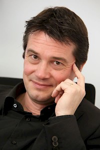 Rainer Forst ist seit 2004 Professor für Politische Theorie und Philosophie an der Universität Frankfurt/Main und seit 2007 Co-Sprecher des Exzellenz-clusters »Die Herausbildung normativer Ordnungen«. Im Jahr 2012 verlieh ihm die Deutsche Forschungsgemeinschaft den Gottfried Wilhelm Leibniz-Preis als Auszeichnung seiner wissenschaftlichen Arbeit. Der Beitrag ist zuerst erschienen in der Wochenzeitung »Die Zeit«.