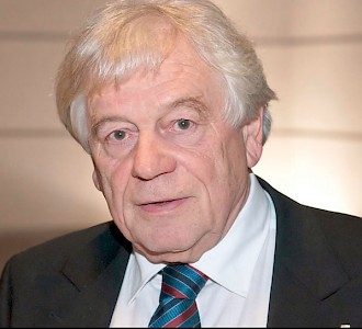 Wolfgang Benz (*1941), studierte Geschichte, Politische Wissenschaft und Kunstgeschichte und war von 1990 bis 2011 Professor an der Technischen Universität Berlin und zugleich Leiter des Zentrums für Antisemitismusforschung. Er ist ein international anerkannter Vertreter der Vorurteils-, Antisemitismus- und NS-Forschung. Er veröffentlichte zahlreiche Publikationen zur deutschen Geschichte im 20. Jahrhundert, zu Nationalsozialismus, Antisemitismus und Problemen von Minderheiten und ist Herausgeber mehrerer Buchreihen.