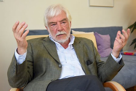 Hans-Joachim Maaz (*1943), ist Psychiater, Psychoanalytiker und -therapeut. In Böhmen geboren, wuchs er in Sachsen auf und studierte in Halle/S. Medizin. Maaz machte 1974 seinen Facharzt für Neurologie und Psychiatrie. Im Schutz der Kirche arbeitete er von 1980 bis zu seinem Ruhestand 2008 als Chefarzt der Psychotherapeutischen und Psychosomatischen Klinik im Evangelischen Diakoniewerk Halle. Schwerpunkt seiner Studien waren die Auswirkungen von staatlicher und familiärer Repression. Auch nach der Wiedervereinigung setzte er sich mit den Folgen von Politik auf die Psyche auseinander. Seit 2000 ist er Vorsitzender des Choriner Instituts für Tiefenpsychologie und psycho-soziale Prävention. In seiner im vorigen Jahr gegründeten »Stiftung Beziehungskultur« forscht er unter anderem zum Thema »gesamtgesellschaftliche psychosoziale Gesundheit«.