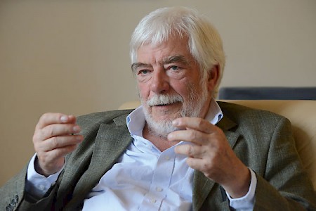 Hans-Joachim Maaz (*1943), ist Psychiater, Psychoanalytiker und -therapeut. In Böhmen geboren, wuchs er in Sachsen auf und studierte in Halle/S. Medizin. Maaz machte 1974 seinen Facharzt für Neurologie und Psychiatrie. Im Schutz der Kirche arbeitete er von 1980 bis zu seinem Ruhestand 2008 als Chefarzt der Psychotherapeutischen und Psychosomatischen Klinik im Evangelischen Diakoniewerk Halle. Schwerpunkt seiner Studien waren die Auswirkungen von staatlicher und familiärer Repression. Auch nach der Wiedervereinigung setzte er sich mit den Folgen von Politik auf die Psyche auseinander. Seit 2000 ist er Vorsitzender des Choriner Instituts für Tiefenpsychologie und psycho-soziale Prävention. In seiner im vorigen Jahr gegründeten »Stiftung Beziehungskultur« forscht er unter anderem zum Thema »gesamtgesellschaftliche psychosoziale Gesundheit«.