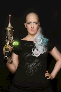 Birgit demonstriert mit ihrer futuristischen Waffe Stärke.