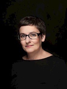 Dorothea Seitz (* 1967) absolvierte nach ihrem Abitur ein Volontariat beim Radio und arbeitete als Moderatorin und Redakteurin. 2001 gründete sie gemeinsam mit drei Mitgesellschaftern das Unternehmen Halle 5 Media GmbH, wo sie als Autorin, Drehbuchschreiberin, Editorin und Webpublisher arbeitete. Seit März 2012 ist sie als selbstständige Crossmedia-Autorin für alle Medienformen (Print, Audio, Video, Online, Theater) tätig.
