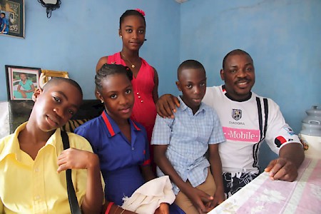 Joshua Milton Blahyi mitseinen Kindern (v.l.n.r.)Joshua (13) Janice (11, inSchuluniform), Joshlyn (14)und Adoptivsohn Darlington