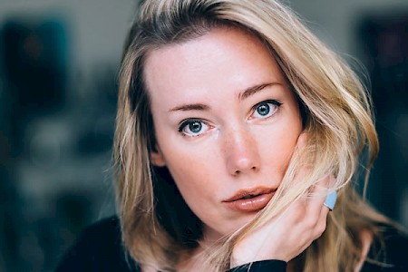 Laura Gehlhaar (* 1983) hat Sozialpädagogik und Psychologie in Holland und Berlin studiert. Heute ist sie Redakteurin für den »Sozialhelden e. V.« und gibt auf der Internetseite »Leidmedien« Tipps für Journalisten, wie man klischeefrei über Menschen mit Behinderung berichtet. Laura Gehlhaar ist Bloggerin. Auf ihrem Blog »Frau Gehlhaar« schreibt sie über das Großstadtleben und das Rollstuhlfahren. Sie selbst sitzt seit 2005 im Rollstuhl.