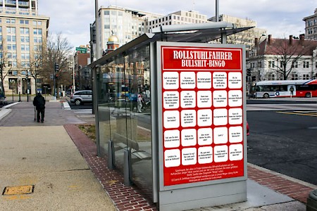 Aus den Sprüchen, die Rollstuhlfahrerimmer wieder zuhören bekommen, hat LauraGehlhaar gemeinsam mitLorenz Meyer ein »Rollstuhlfahrer-Bullshit-Bingo« ent -wickelt. Mit Witz und Humormöchte sie Menschen ohneBehinderung auf das Themaaufmerksam machen.