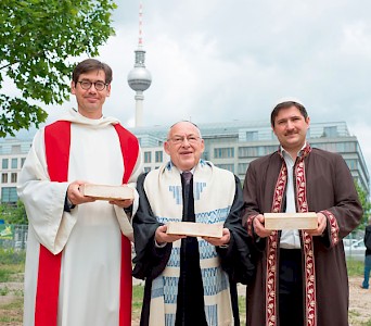 Die Initiatoren PfarrerGregor Hohberg, RabbinerTovia Ben-Chorin und ImamKadir Sanci beim Auftakt derweltweiten Spendenkampagneim Juni 2014. Im April 2015hat Rabbiner AndreasNachama die Nachfolge vonTovia-Ben-Chorin angetreten.