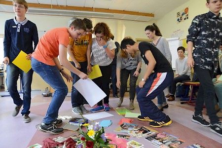 »Umgang mit Sterben, Todund Trauer« richtet sich anLehrer und Hospizhelfer, dieeinen Projekttag für Schülerder Jahrgangsstufen 9 bis 13planen. Auskunft erteilenNicole Nolden und Kirsten Fayvom Verein Trauerbegleitungfür Kinder, Jugendliche undjunge Erwachsene (TrauBe).