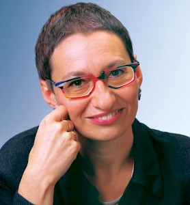 Dr. Doris Wolf (* 1954) ist seit mehr als dreißig Jahren als psychologische Psychotherapeutin tätig. In ihren vielen psychologischen Ratgebern gibt sie in wissenschaftlich fundierter, aber leicht verständlicher Form psychologische Hilfestellungen. Sie schreibt regelmäßig als Expertin in Zeitschriften. Zu unserem Thema hat sie das Taschenbuch veröffentlicht:Gefühle verstehen, Probleme bewältigen.PAL-Verlag 2012, 182 Seiten, 14,80 Euro.www.doriswolf.de
