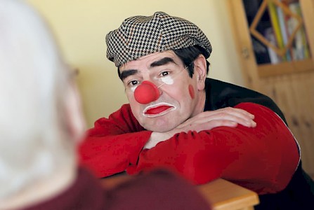 Ulrich Fey war Lehrer undRedakteur, ehe er Clown wurde.Seit mehr als einem Jahrzehntbesucht er als Clown-Doktor kranke Kinder inKliniken des Rhein-Main-Gebietesund als Clown AlbertMenschen mit Demenz. SeineErfahrungen gibt er auch inKursen für Pflege- und Betreuungskräfteweiter.