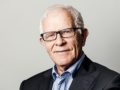 Prof. Dr. Dr. Reimer Gronemeyer (*1939)studierte Theologie und Soziologie. Seit 1975 ist erProfessor für Soziologie an der Universität Gießen.Schwerpunkte seiner Tätigkeit sind Demenz, Hospizarbeitund AIDS-Bekämpfung. Er ist Autor zahlreicher Bücherund 1. Vorsitzender des Aktion Demenz e. V.