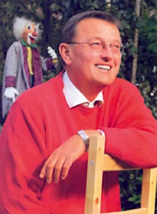 Dr. Michael Titze (*1947) ist Psychologe und Psychotherapeut; er zählt zu den Pionieren des Therapeutischen Humors und der Gelotologie, der Lachforschung. Er ist Gründungsvorsitzender des seit 2001 bestehenden Vereins HumorCare Deutschland e. V. und hat zahlreiche Veröffentlichungen zum Therapeutischen Humor und zur Gelotophobie vorgelegt, etwa »Die heilende Kraft des Lachens. Frühe Beschämungen mit therapeutischem Humor heilen«, München 1995, oder, gemeinsam mit Christof T. Eschenröder, »Therapeutischer Humor Grundlagen und Anwendungen«, Frankfurt/M. 1998.