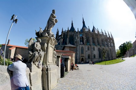 Als Geld in Kuttenberg keineRolle spielte, wollte sich dieStadt eine Kirche leisten,die doppelt so groß wie derSt.-Veits-Dom in Prag werdensollte. Der Bau der St.-Barbara-Kathedrale begann Ende des14. Jahrhunderts und dauertebeinahe zweihundert Jahre.