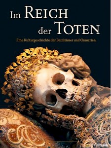 Paul Koudounaris,Im Reich der Toten:Eine Kulturgeschichte derBeinhäuser und Ossuarien,h.f. ullmann publishing,Potsdam 2014, 224 Seiten,290 Farbfotos und131 Duoton-Abbildungen,Hardcover mitSchutzumschlag,19,95 €