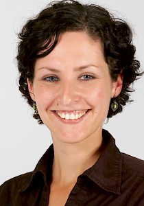 Doreen Reinhard (*1979) arbeitet als freiberuﬂiche Journalistin in Dresden und schreibt vor allem Porträts, die regelmäßig in der Sächsischen Zeitung und verschiedenen Magazinen veröffentlicht werden.
