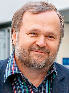 Prof. Dr. Willibald Ruch (*1956) ist seit 2002 Ordinarius für Persönlichkeitspsychologie und Diagnostik an der Universität Zürich. Er beschäftigt sich seit über dreißig Jahren mit Humor, Lachen, Heiterkeit und positiven Emotionen. Er hat mehr als 150 wissenschaftliche Arbeiten zu diesem Bereich erstellt und fünf Bücher und fünf Themenhefte veröffentlicht. Zusammen mit seinen Mitarbeitern stellt er eine Webseite zur Verfügung (www.charakterstaerken.org), wo Erwachsene und Jugendliche etwa ihre Stärken und ihre Heiterkeit kostenlos testen können.