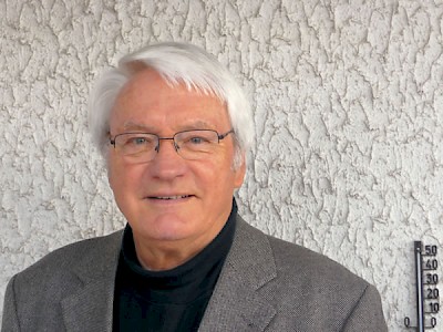 Ulrich Eibach, Prof. Dr. theol. (* 1942), war nach dem Studium und Staatsexamen in Biologie, Philosophie und Evangelischer Theologie von 1981 bis 2007 Pfarrer am Universitätsklinikum Bonn und Beauftragter der Evangelischen Kirche im Rheinland für Fortbildung und Fragen der Ethik in Biologie und Medizin. Seit 2008 ist er ehrenamtlicher Klinikseelsorger und apl. Professor für Systematische Theologie und Ethik an der Ev. Theol. Fakultät der Universität Bonn; Arbeitsschwerpunkte: Bio- und Medizinethik, Naturwissenschaften und Theologie, theologische Fragen der Krankenseelsorge.