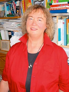 Dr. Angelika Zegelin (* 1952) ist gelernte Krankenschwester und Erziehungswissenschaftlerin. Sie blickt auf eine 30-jährige Tätigkeit in Aus- und Weiterbildung für Pflegende und zahlreiche berufspolitische Aktivitäten (wie z. B. den Aufbau der Pflegewissenschaft in Deutschland) zurück. An der Universität Witten/Herdecke ist sie als Curriculumsbeauftragte für die Entwicklung der Studiengänge verantwortlich und in Lehre und Forschung tätig.