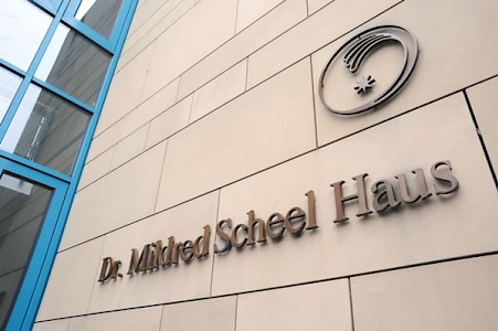 1983 wurde am Kölner Universitätsklinikum die erste Palliativstation in Deutschland gegründet. Da der Bedarf ständig wuchs, wurde 1992 mit Hilfe der Deutschen Krebshilfe das Dr. Mildred Scheel Haus auf dem Campus der Uniklinik gebaut.