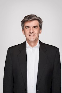 Dr. theol. Kurt W. Schmidt (* 1959) leitet in Frankfurt am Main das Klinische Ethik-Komitee am Agaplesion Markus Krankenhaus und das dortige Zentrum für Ethik in der Medizin. Als Leiter der Arbeitsgruppe »Medizinethik im Film« ist ein Schwerpunkt seiner Arbeit die Darstellung medizinethischer Konflikte sowie Krankheit, Sterben und Tod im Spielfilm. Hierzu hat er verschiedene Beiträge veröffentlicht und greift diese Thematik regelmäßig in Fortbildungsveranstaltungen auf.