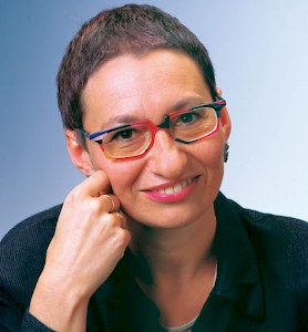 Dr. Doris Wolf (* 1954) ist seit mehr als 30 Jahren als psychologische Psychotherapeutin tätig. In ihren vielen psychologischen Ratgebern gibt sie in wissenschaftlich fundierter, aber leicht verständlicher Form psychologische Hilfestellungen. Sie schreibt regelmäßig als Expertin in Zeitschriften, in über 130 Radio- und mehr als 60 Fernsehsendungen hat sie Stellung zu psychologischen Themen genommen.