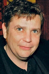 Markus Liske (* 1967)lebt als Schriftsteller und»Bühnenschandmaul« inBerlin, wenn er sich ge radenicht auf Lesetournee mit derBand »Der Singende Tresen«befindet. Seine gesammeltenSatiren füllen bislangdrei Bücher: »Deutschland –ein Hundetraum«, »Freier Fallfür freie Bürger« und »Weltmeisterwie wir« (Edition AV).Zuletzt war er Mitherausgeberder Nachwende-Anthologie»Kaltland. Eine Sammlung«(Rotbuch).