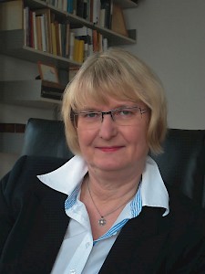 Susanne Zank ist Professorin für Rehabilitationswissenschaftliche Gerontologie an der Universität zu Köln. Sie arbeitet seit 15 Jahren zu Gewalt in der Pflege und beschäftigt sich vor allem mit pflegenden Angehörigen von Demenzpatienten. Im Rahmen ihrer praxisnahen Forschung berät sie Pflegeeinrichtungen, Angehörigengruppen und andere Pflegepraktiker darin, Gewaltsituationen vorzubeugen.