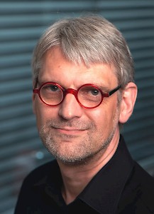 O. Univ.-Prof. Dr. Dr. h.c. mult. Ulrich H.J. Körtner(* 1957 in Hameln) ist seit 1992 Vorstand des Instituts für Systematische Theologie und Religionswissenschaft an der Evangelisch-Theologischen Fakultät der Universität Wien und Vorstand des Instituts für Ethik und Recht in der Medizin dieser Universität. Nach dem Studium der Evangelischen Theologie arbeitete er als Gemeindepfarrer und Studienleiter an einer Evangelischen Akademie; 1987 habilitierte er sich an der Kirchlichen Hoch­schule Bethel. Er ist Mitglied mehrerer Ethikkommissionen und Österreichischer Wissenschaftler des Jahres 2001. Er ist Mitherausgeber der Zeitschrift für Evangelische Ethik und Verfasser des Studienbuches »Grundkurs Pflegeethik« (2. Auflage 2012).