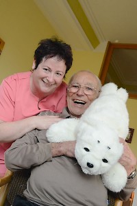 Die Roboter-Robbe Paro ist eine Art Kuschelpuppe für Senioren. Sie soll dort Haustier sein, wo echte Tiere verboten sind, wie in Krankenhäusern oder Altenheimen.