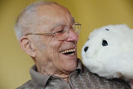 Die Roboter-Robbe Paro ist eine Art Kuschelpuppe für Senioren. Sie soll dort Haustier sein, wo echte Tiere verboten sind, wie in Krankenhäusern oder Altenheimen.