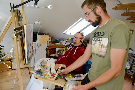 Thomas Kahlau kann sich in jeder Beziehung auf seinen PflegeassistentenMarco Scherbarth (r.) verlassen.