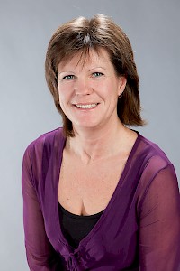 Petra Hintermaier, geboren 1966 in München, verheiratet und Mutter von zwei erwachsenen Kindern, ist examinierte Krankenschwester. Sie hat zudem eine Ausbildung zur Palliative Care-Fachkraft und zur Wundexpertin absolviert. Seit 2004 ist sie in der ambulanten Pflege tätig.