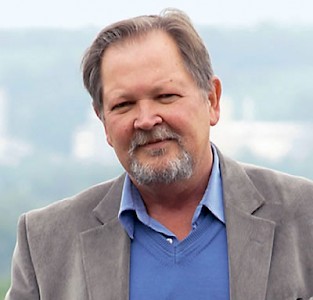 Prof. Dr. Reiner Sörries (*1952) studierte Evangelische Theologie,Christliche Archäologie und Kunstgeschichte an der Universität Erlangen-Nürnberg.Seit 1992 ist er Geschäftsführer der Arbeitsgemeinschaft Friedhof und Denkmal und Direktor des Zentralinstituts und Museums für Sepulkralkultur in Kassel, ferner seit 1994 apl. Professor für christliche Archäologie und Kunstgeschichte an der Universität Erlangen-Nürnberg. Auch ist er im wissenschaftlichen Beirat des Bundesverbandes verwaister Eltern in Deutschland e.V. tätig.