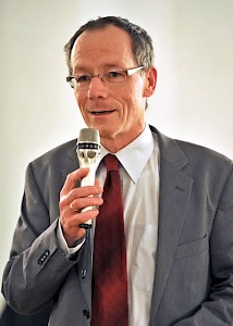 Dr. Markwart Herzog (*1958) ist seit 2009 Direktor der Schwabenakademie Irsee, einer Einrichtung zur Förderung von Bildung, Kunst und Wissenschaft. Herzog hat Philosophie, Theologie und Kommunikationswissenschaften studiert und in Religionsphilosophie mit einer Arbeit über die philosophischen Deutungen der Höllenfahrt Jesu Christi in der Frühen Neuzeit (ausgezeichnet mit dem »Richard-Schaefer-Preis« 1997) promoviert. Als passionierter Anhänger des 1. FC Kaiserslautern, unter anderem als Mitglied der Redaktion des Stadionmagazins des 1. FC Kaiserslautern, interessiert er sich schon seit längerer Zeit für sportbezogene und sepulkrale Phänomene. Hierzu hat er bereits eine Reihe Publikationen vorgelegt und im vorigen Jahr das Buch »Memorialkultur im Fußballsport. Medien, Rituale und Praktiken des Erinnerns, Gedenkens und Vergessens« herausgegeben. 